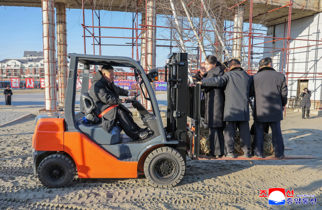 김정은, 파병기념관에 식수<YONHAP NO-1319>