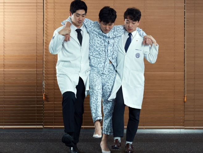 [사진설명] 자생한방병원 의료진이 허리디스크 환자에게 요추부 동작침법을 실시하고 있다 (출처  자생한방병원)