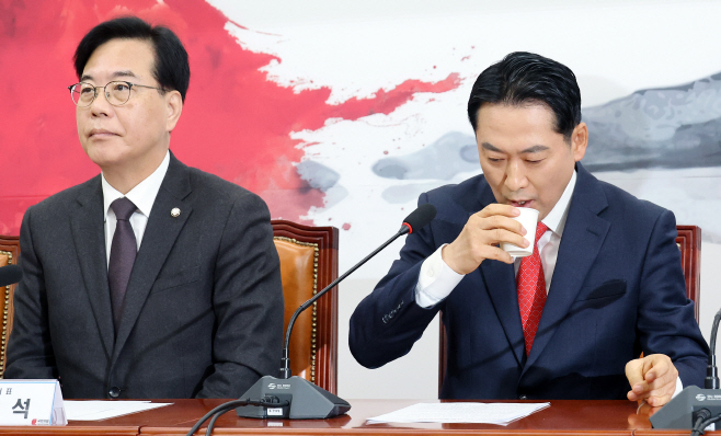 물 마시는 장동혁 대표<YONHAP NO-4605>