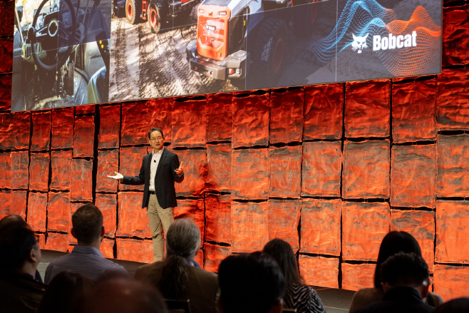 1. 스캇 박 두산밥캣 대표가 5일(미국 현지시간) CES 2026 미디어데이에서 차세대 건설장비기술에 대해 설명을 하고 있다