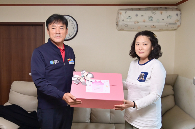 260106보도자료(청송군, 여섯째 아이 출산 가정 축하...출산 지원 정책 눈길)