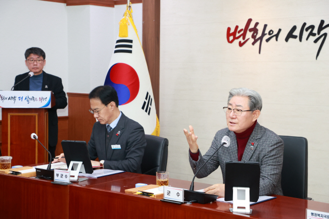 #1. 260106 보도사진2(6일 확대간부회의에서 오태완 군수가 발언하고 있다)