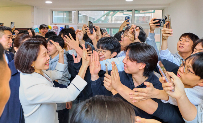 김혜경 여사, 북경한국국제학교 방문<YONHAP NO-3487>