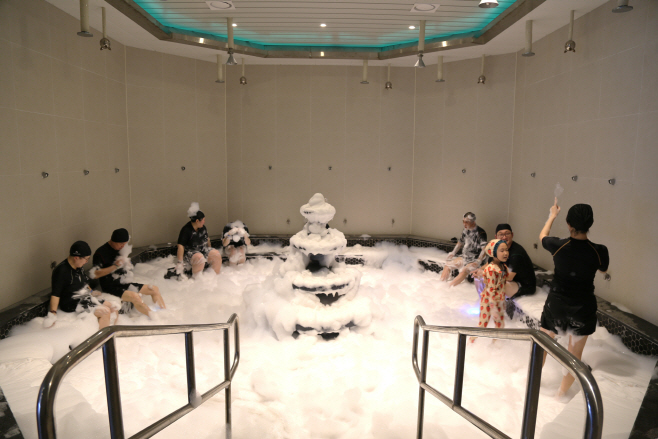 해조류 거품 테라피는 해조류 추출물로 만든 거품을 활용한 스파 치료법이다