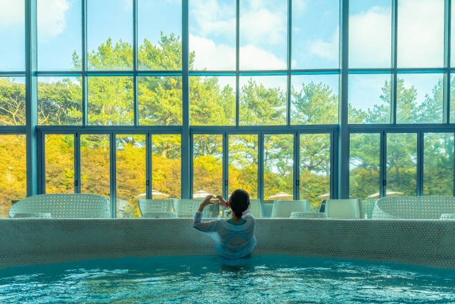 WE호텔 제주_온수가 나오는 실내 수영장_김정흠 촬영