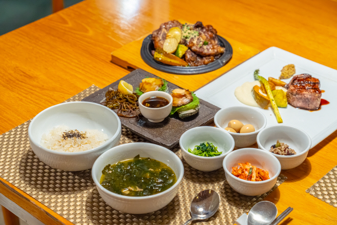 WE호텔 제주_호텔 내 식당 '다채'에서 즐기는 한식 코스 요리_김정흠 촬영