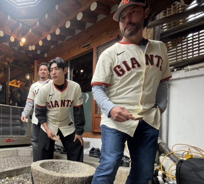 진지한 표정으로 비석 치기를 즐기는 샌프란시스...<YONHAP NO-3528>