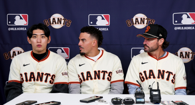 기자회견 하는 이정후<YONHAP NO-3408>