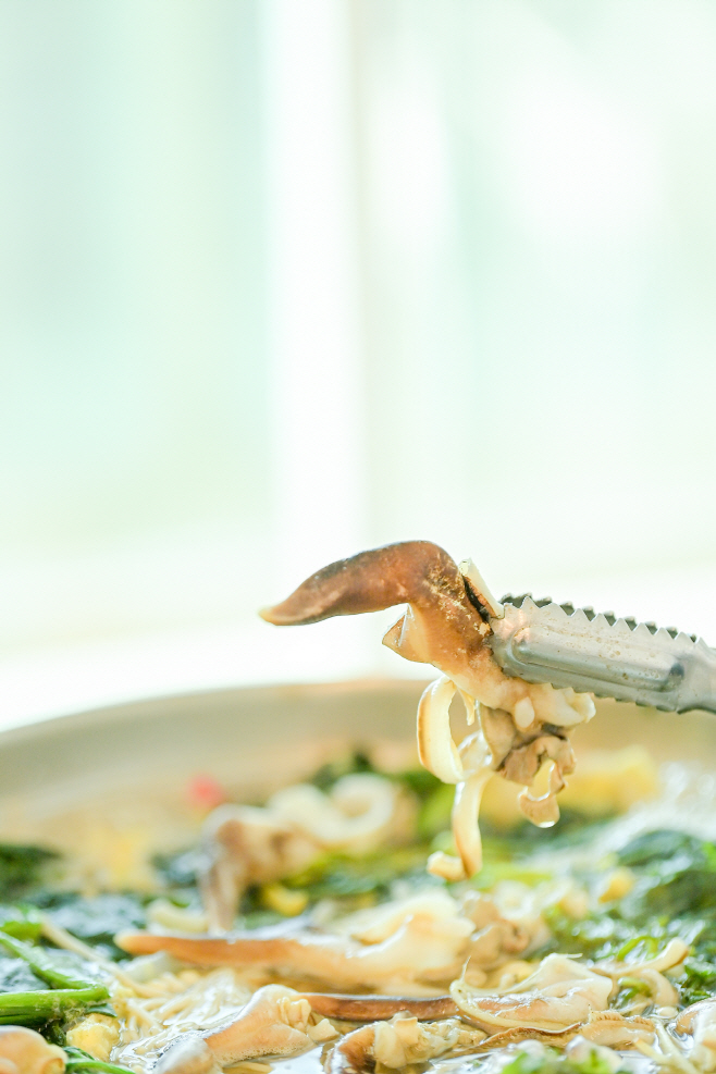 새조개_집게로 들어올린