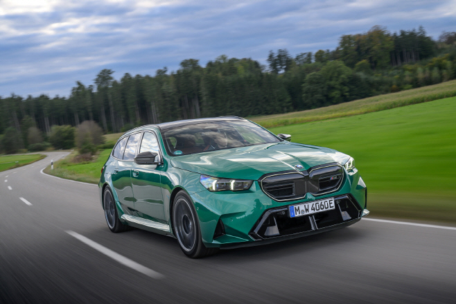 사진1-BMW 뉴 M5 투어링_주행컷