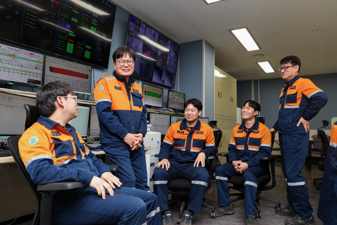 PIMS 로직을 개발한 임종우 파트장 등 포항제철소 후판정비섹션 직원들이 서로를 보며 웃고 있다.