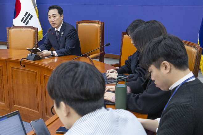 기자간담회에서 발언하는 박수현 수석대변인<YONHAP NO-2406>