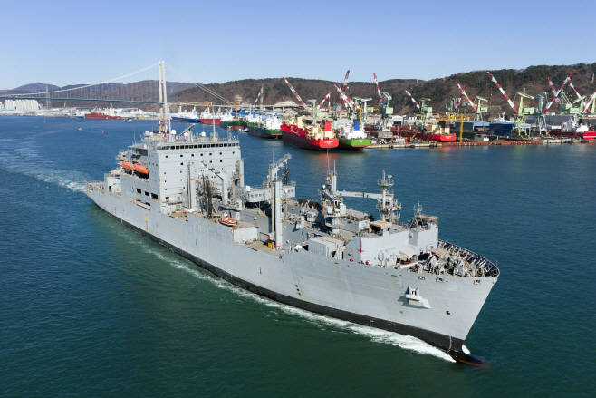 사진 1. 지난 6일 울산 HD현대중공업 중형선사업부 인근 부두에서 미 해군 소속 ‘USNS 앨런 셰퍼드’함이 정기 정비를 마치고 출항하는 모습