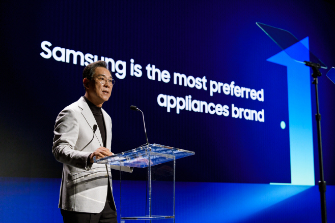 삼성전자 DA 사업부장 김철기 부사장이 CES 2026 딥다이브 행사에서 AI 가전 중심의 글로벌 성장 전략을 소개했다.