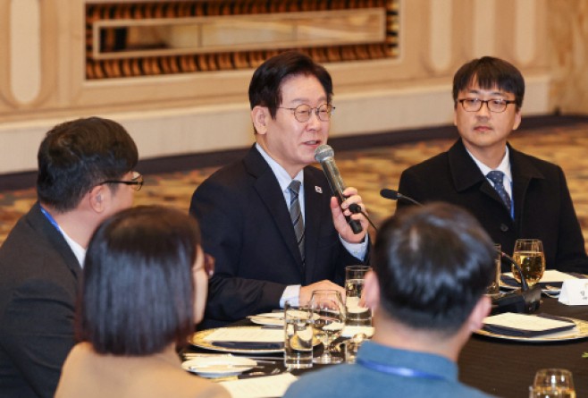 이재명 대통령, 순방 기자단 오찬 간담회 발언<YONHAP NO-4870>
