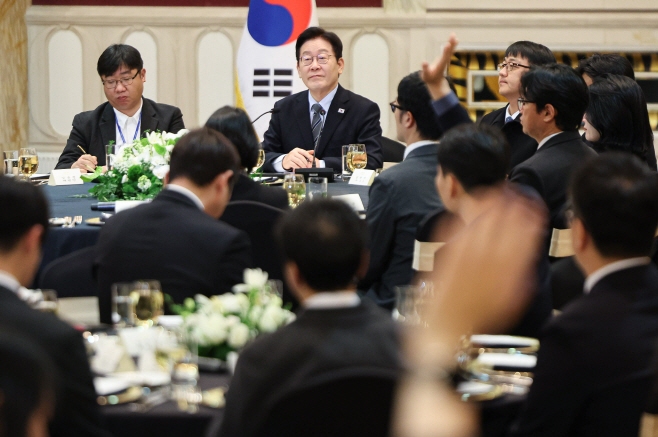 질문받는 이재명 대통령<YONHAP NO-5370>