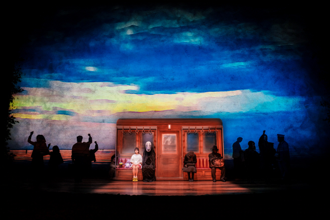 [센과 치히로의 행방불명] 런던 초연 사진_치히로X가오나시 (2) (Photo by Johan Person)