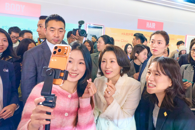 김혜경 여사, 상하이 K뷰티 행사 참석<YONHAP NO-5543>