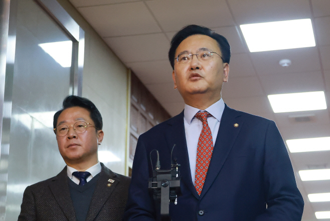 본회의 개최 관련 회동 마친 국민의힘 유상범 원...<YONHAP NO-5779>