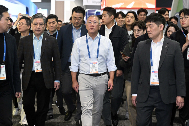 [CES2026] 정의선, CES 한복판서 최고전략회의…피지컬 AI 전환 가속