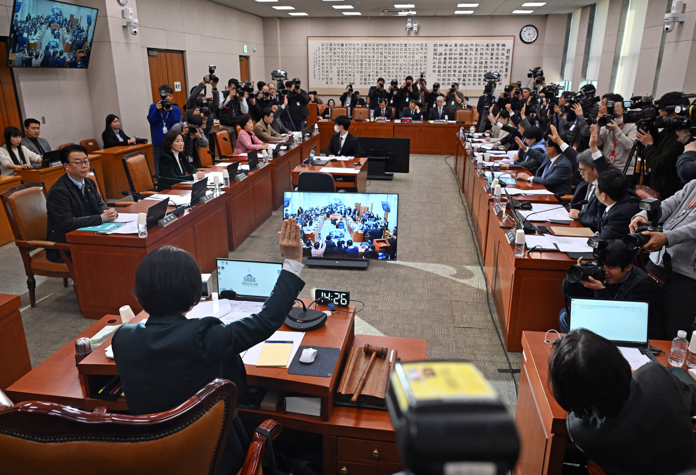 [포토] 거수 표결하는 법사위
