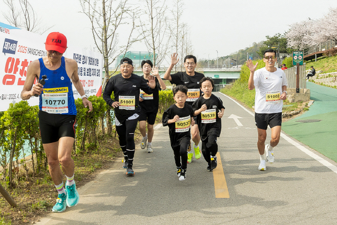 사진3) 지난 제14회 양천마라톤 대회에서 참가자들과 함께 뛰는 이기재구청장(가운데)