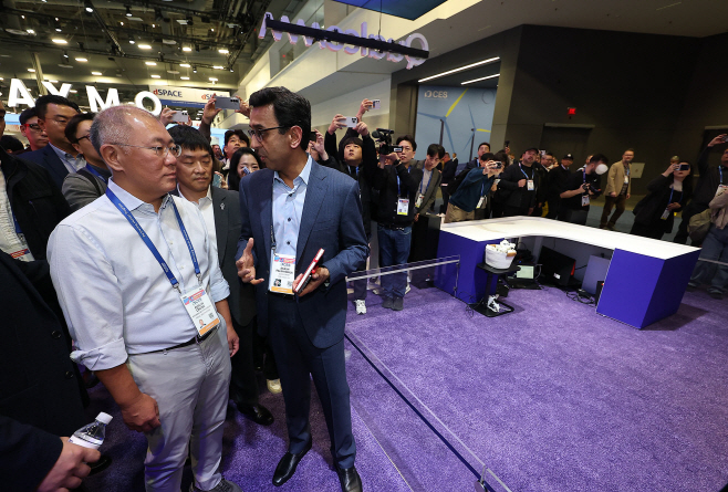 퀄컴 부스 찾은 정의선 회장<YONHAP NO-0716>