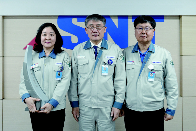 `일억불 수출의 탑` 전수식 기념사진 (1)