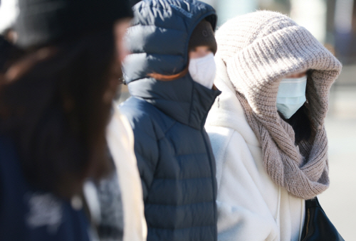 강추위에 꽁꽁 싸맨 시민들<YONHAP NO-4243>