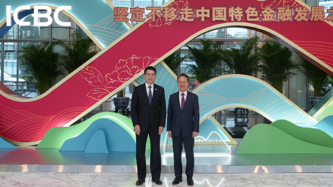 신한금융 진옥동 회장, ICBC와 글로벌 경쟁력 강화 논의 “민간 통화스왑 확대 등 실질적 협력 추진”(26.01.08)