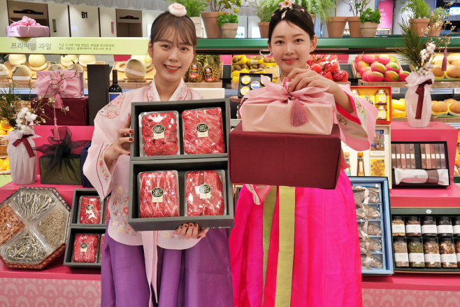 2. [롯데백화점] 설 선물 세트를 홍보하는 모델들