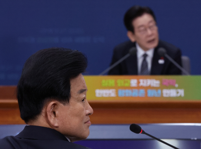 답변자 바라보는 정동영 통일부 장관<YONHAP NO-3523>