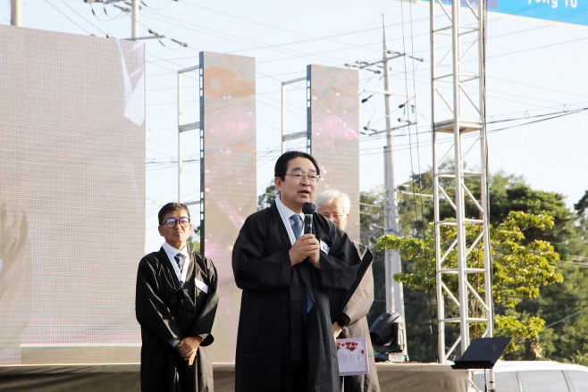 정지용 시인의 고향 옥천의 '詩끌북적 문학축제' 지용제를 찾아 황규철 옥천군수가 인사말을 하고 있다./옥천군
