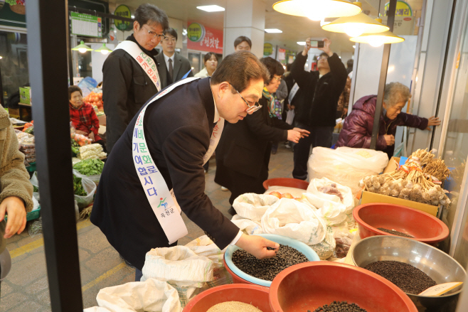 옥천군 전통시장을 찾은 황규철 옥천군수/옥천군
