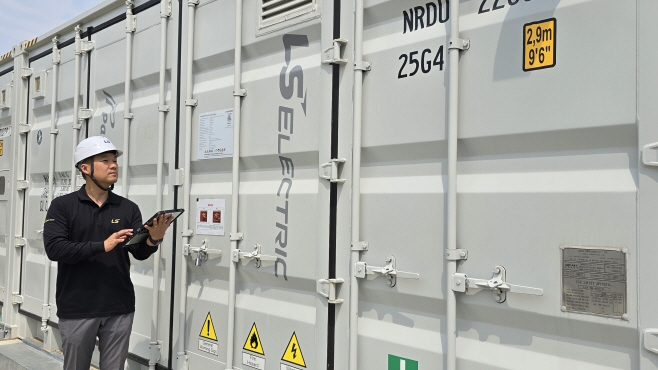 (사진) LS일렉트릭 관계자가 일본 홋카이도에 설치돤 계통연계 ESS를 점검하고 있는 모습