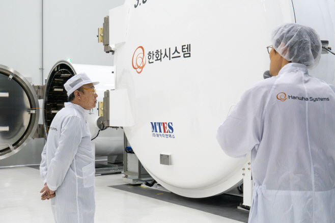 [사진_3] 한화그룹 김승연 회장이 한화시스템 제주우주센터 내 진공상태, 극저온(-180℃), 극고온(150℃) 환경을 모사한 우주환경 시험장을 살펴보고 있다