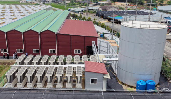 [사진자료] 전북 김제에 위치한 8천평 규모의 스마트팜에 설치된 오텍캐리어의 히트펌프 솔루션 ‘USX Edge’