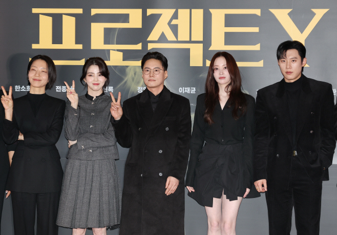 포즈 취하는 '프로젝트Y' 감독과 출연진