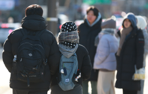 강추위에 꽁꽁 싸맨 시민들<YONHAP NO-4239>
