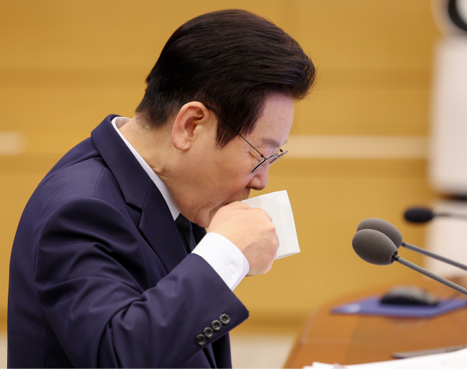 음료 마시는 이재명 대통령<YONHAP NO-4585>