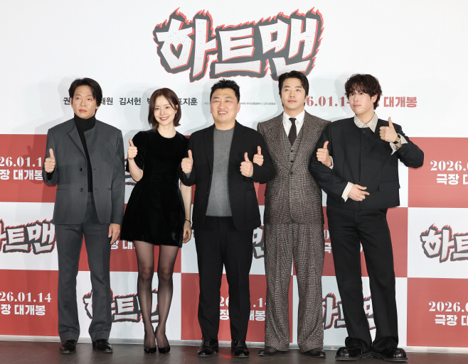 포즈 취하는 '하트맨' 감독과 출연진