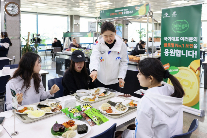 [CJ제일제당 사진자료] 8일 열린 '비비고 데이'에서 국가대표 선수들이 비비고 제품들로 만든 점심 식사를 하고 있는모습