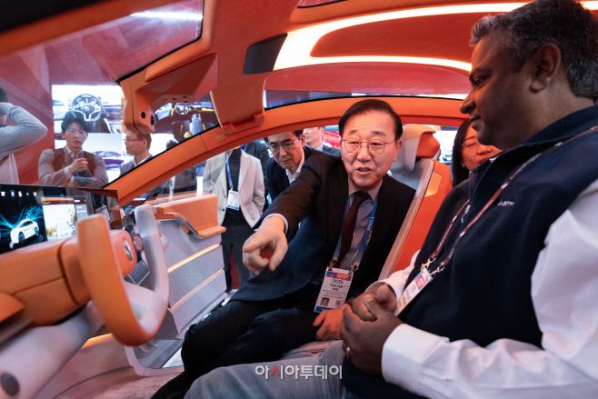 260109(동정)(사진)_김윤덕_장관__미래_국토교통_기술력으로_국민_체감형_혁신_추진할_것(1.7_CES_퀄컴_전시_부스)