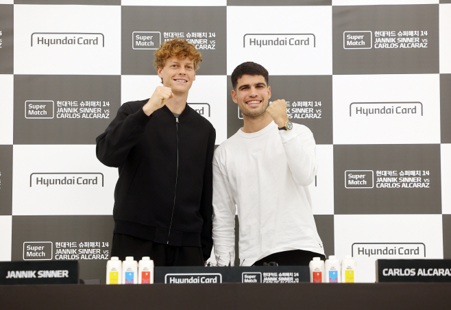 알카라스와 신네르 기념촬영