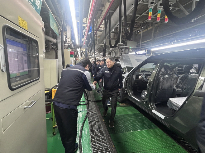 20260106_곽재선회장_KGM평택공장_조립라인 격려 방문_1