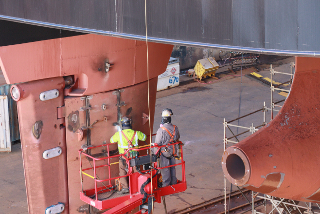 한화 필리조선소 선체 하부 작업 모습<YONHAP NO-2370>