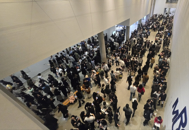 국립현대미술관 서울관에서 열린 '론 뮤익' 전시를 찾은 관람객들 전경