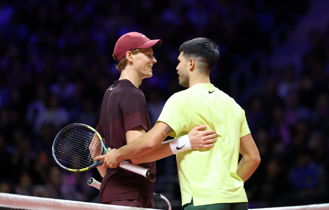 경기 마친 알카라스와 신네르<YONHAP NO-3592>