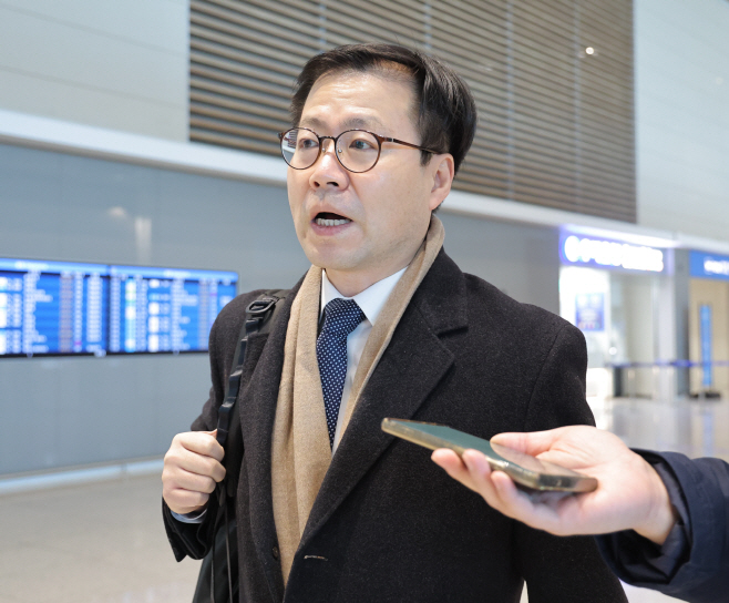 미국으로 출국하는 여한구 통상교섭본부장<YONHAP NO-2350>