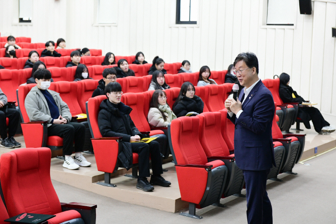 [기획보도 사진(2)] 2025. 03. 04. 이민근 안산시장이 2025년 상반기 청년인턴 오리엔테이션에서 청년들에게 발언을 하고 있다.